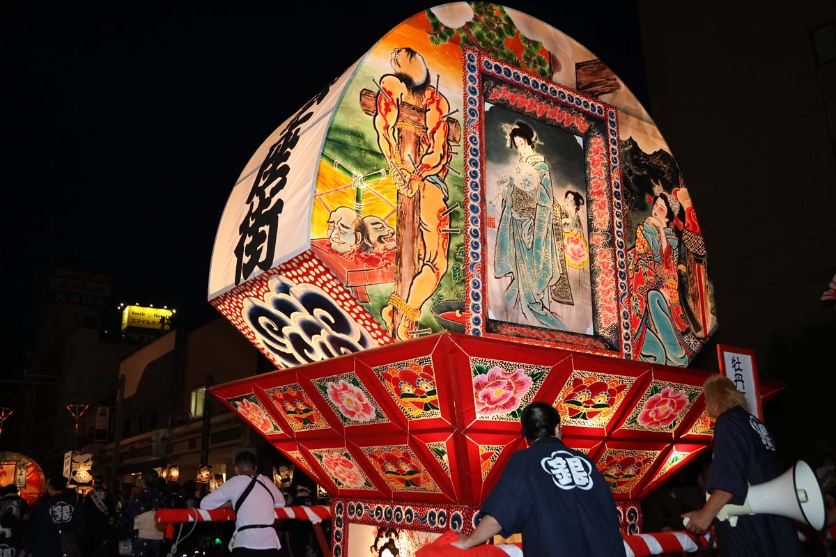 扇ねぷたの見送り（後）は、美人画などで「静」を表現