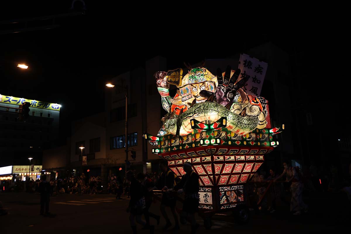組ねぷたは、人形型の伝統的な山車が特徴