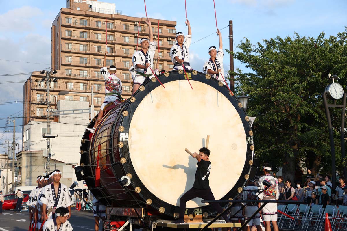 出陣式の前に行われる津軽情っ張り大太鼓模範演技