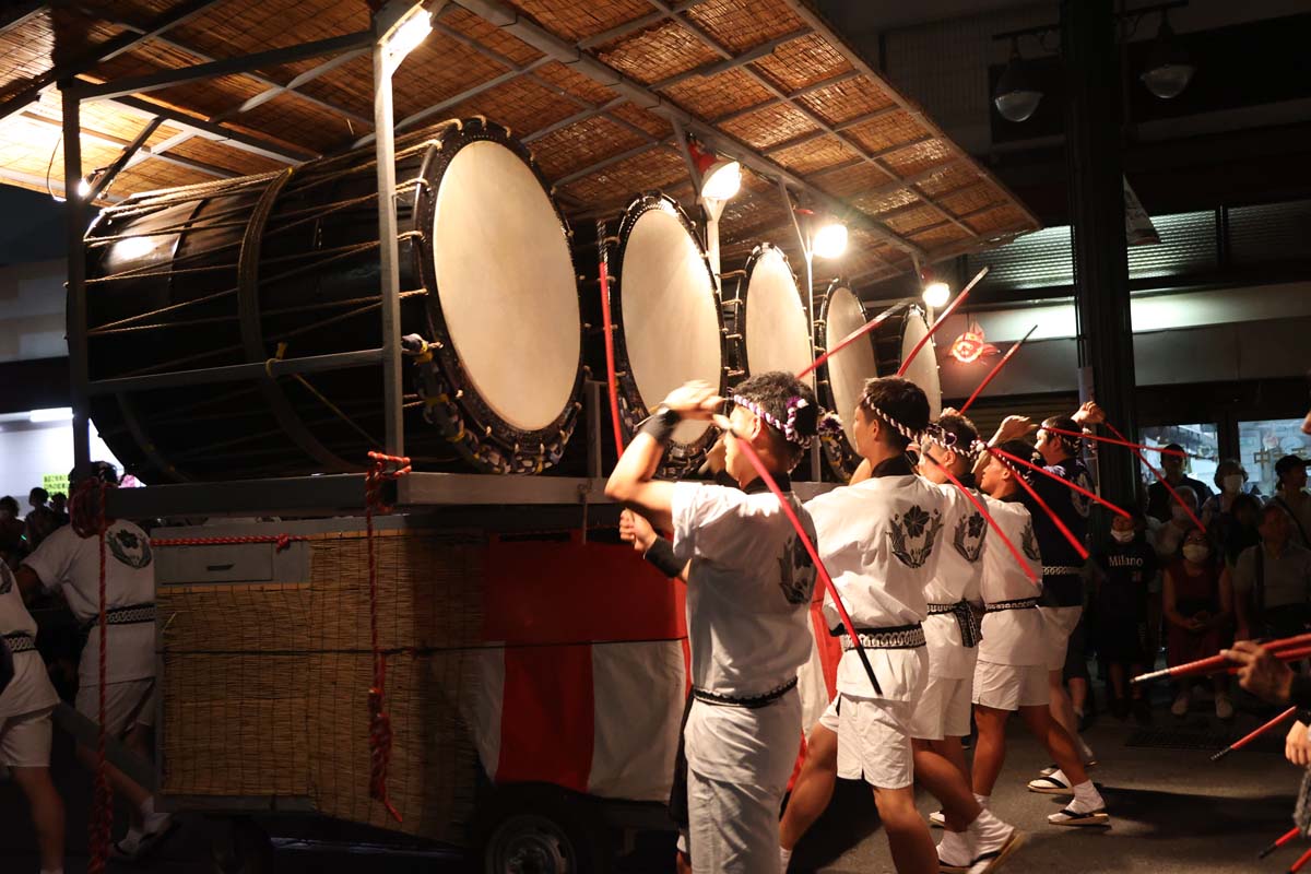 囃子方の一団が祭りを一層盛り上げる