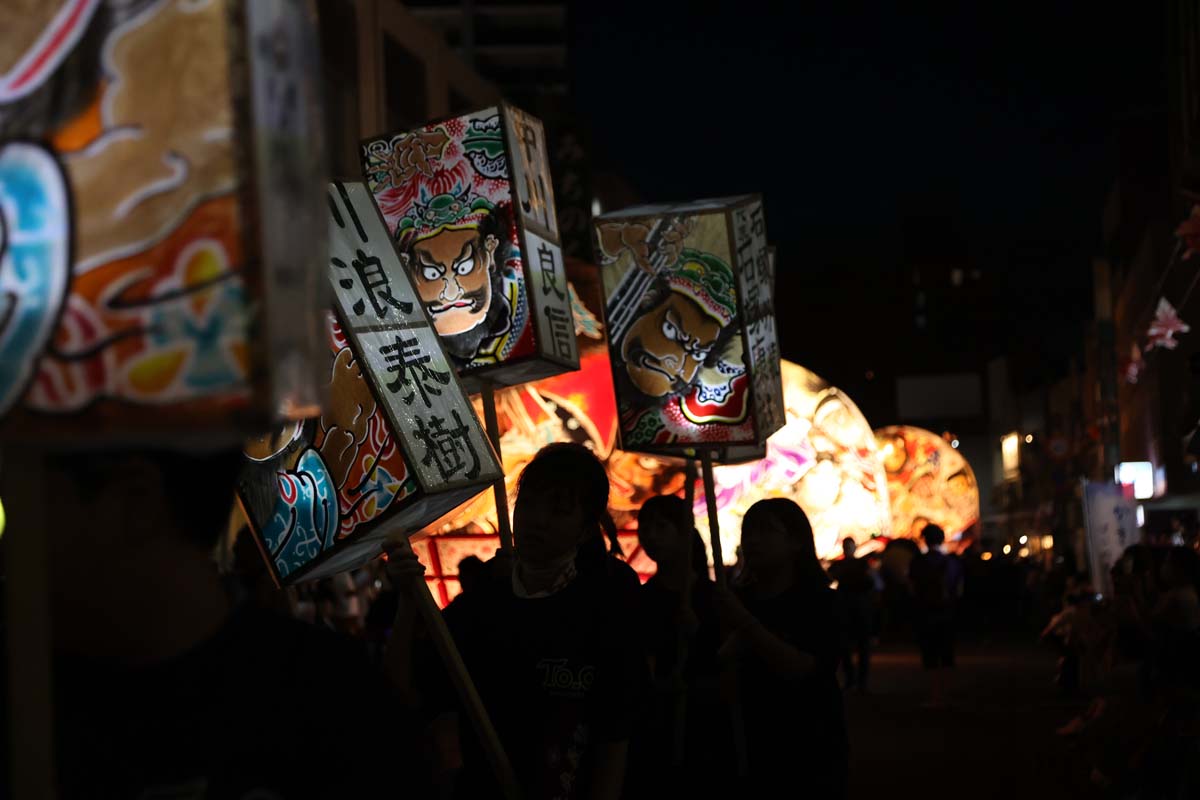 たくさんの観衆に見送られ、土手町通りを練り歩く