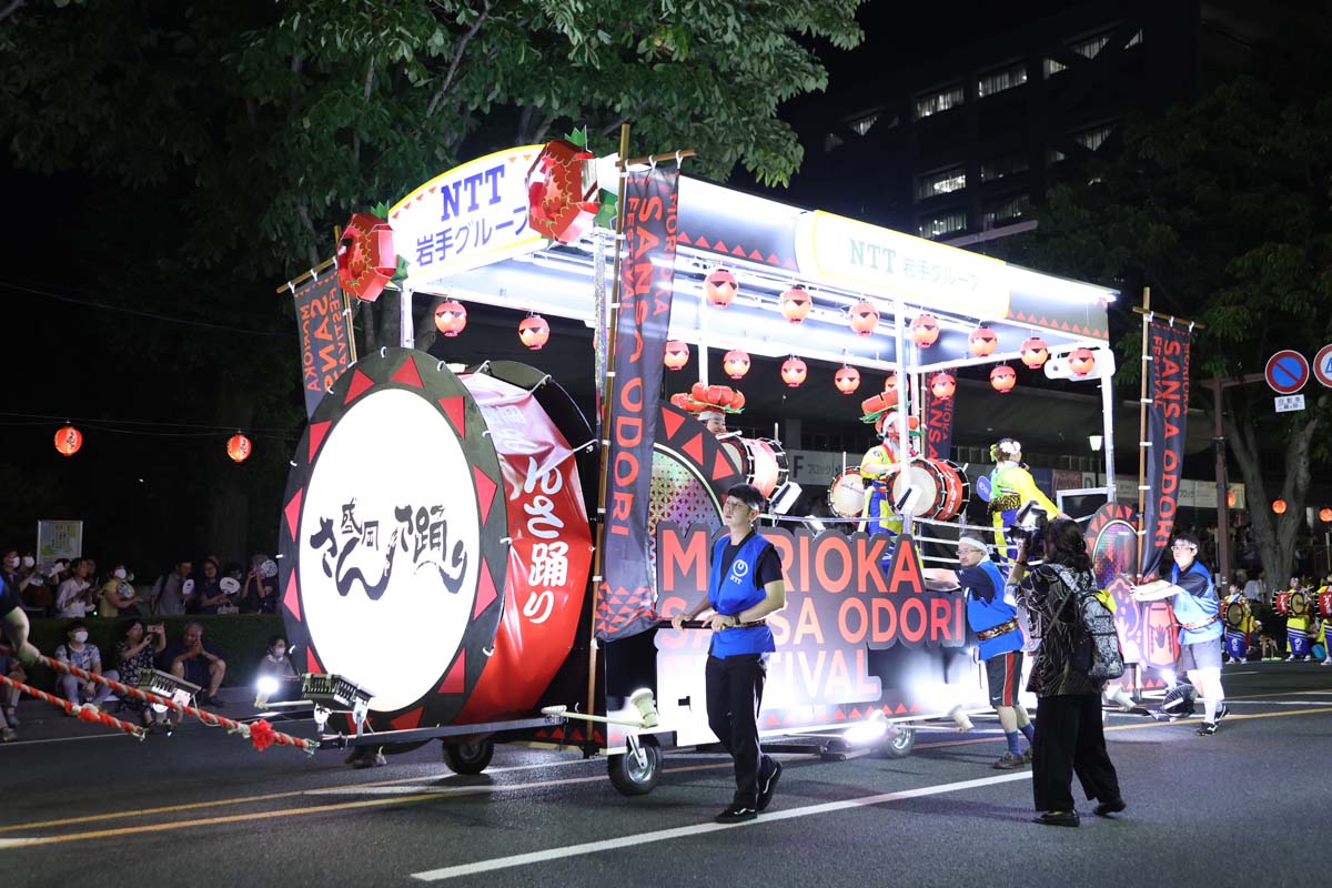 パレードで登場する花車