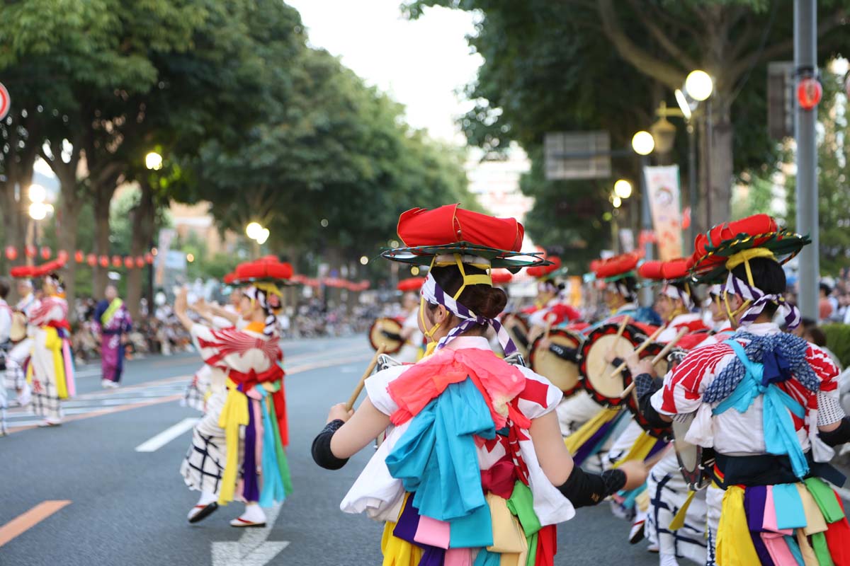 パレード前に会場内の3地点で行われる伝統さんさ踊り団体による輪踊り