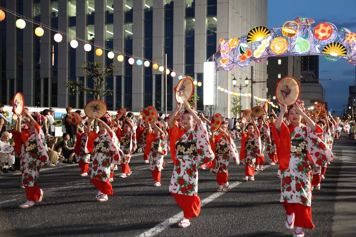 子どもたちによる踊りも見られる