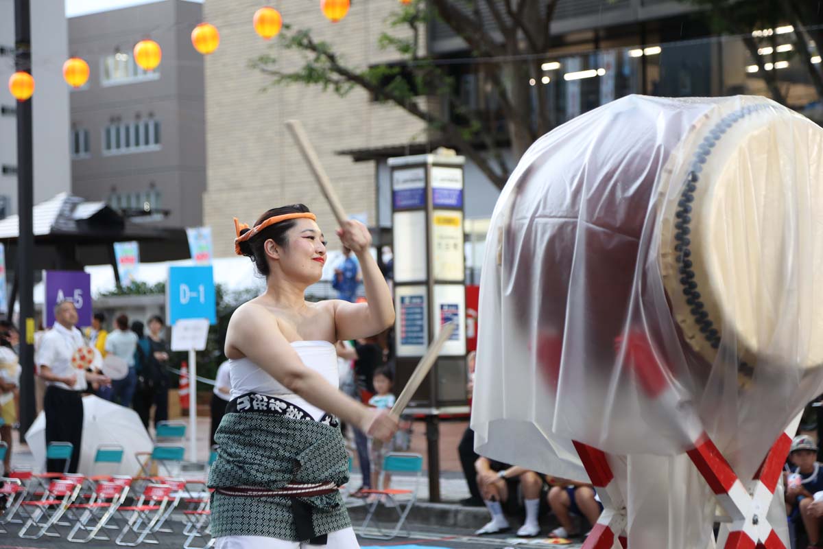 音頭にあわせて太鼓が鳴り響く