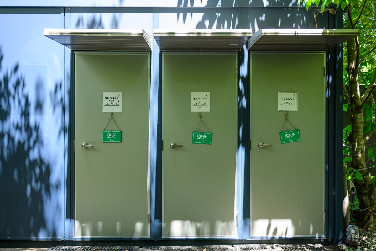 写真左からバスルーム、男女兼用トイレ、女性用トイレ