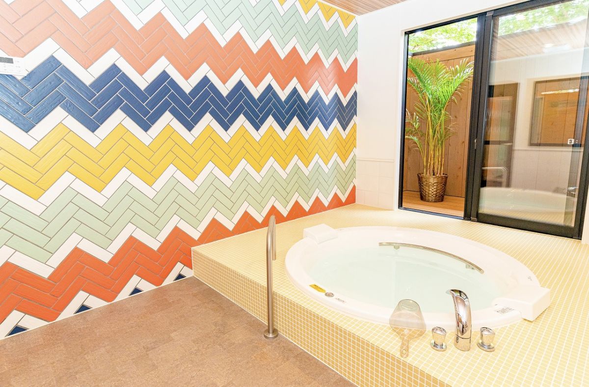 人工温泉貸切風呂　利用時間：15時15分〜24時、翌6時〜8時45分（60分交代制）　料金：60分2000円　※完全予約制