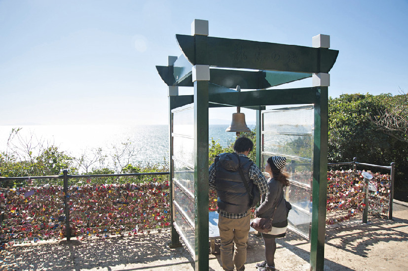 デートスポットとして人気。眼下には相模湾が広がる