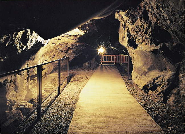 洞窟の中には浮世絵や龍神伝説のオブジェがある