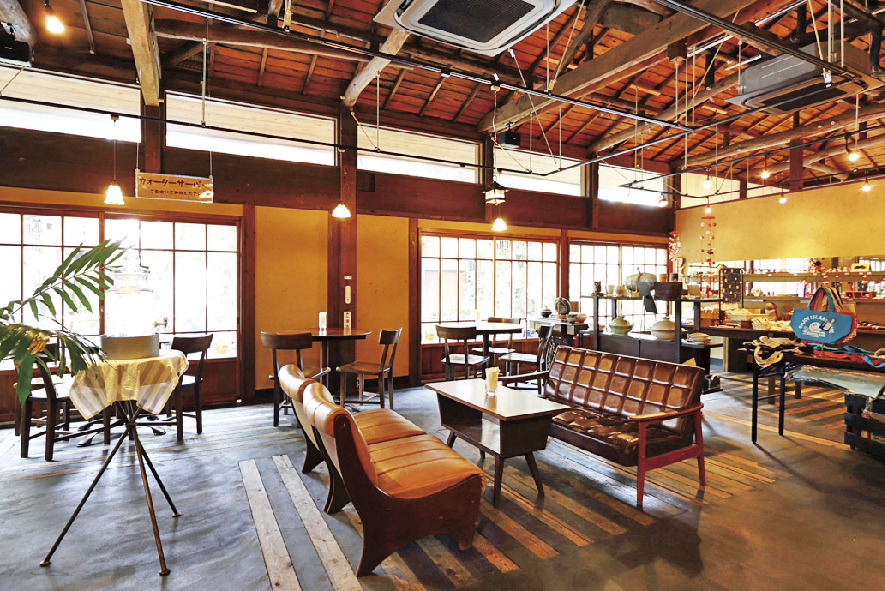 古いちゃぶ台に脚を付けたテーブルは店主の自作