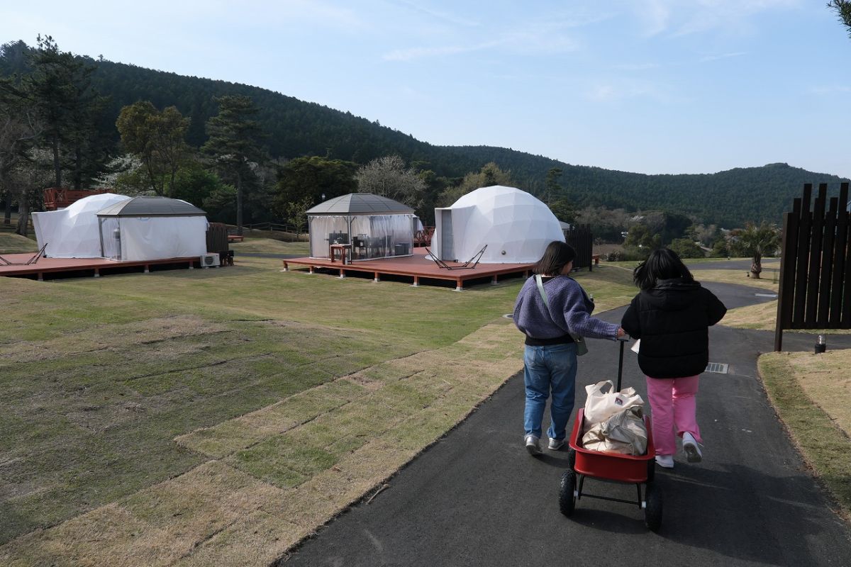 テントサイトまではカートで荷物を運びます（貸出無料）