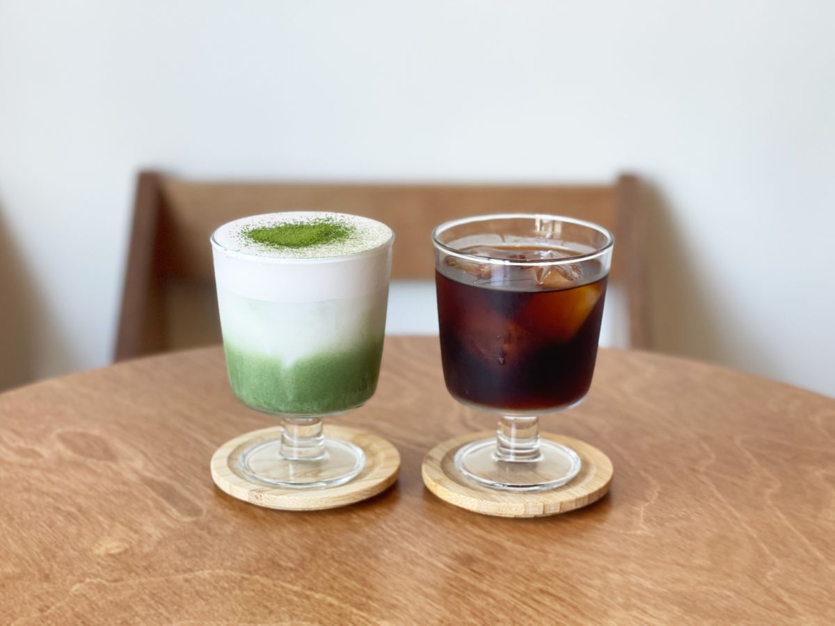 （左から）「抹茶シュペナー」660円、「メットルコーヒー （コールドブリュー）」550円