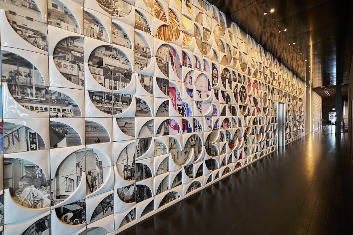 18階のレセプションにある巨大なアートウォール。新宿の街の写真が新旧並び、歴史を感じることができる