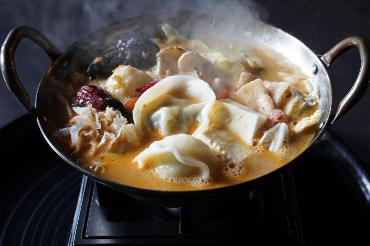 「薬膳ひとり火鍋」単品1850円、「たまご麺セット」2050円