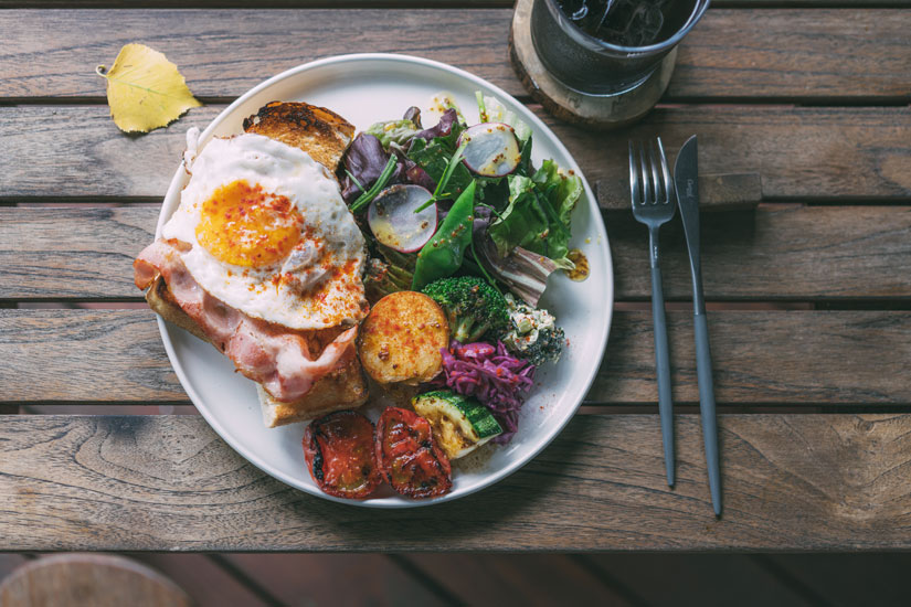 香ばしいグリル野菜も食べごたえあり。アメリカンブレックファスト1300円、セットドリンクのアイスコーヒー300円