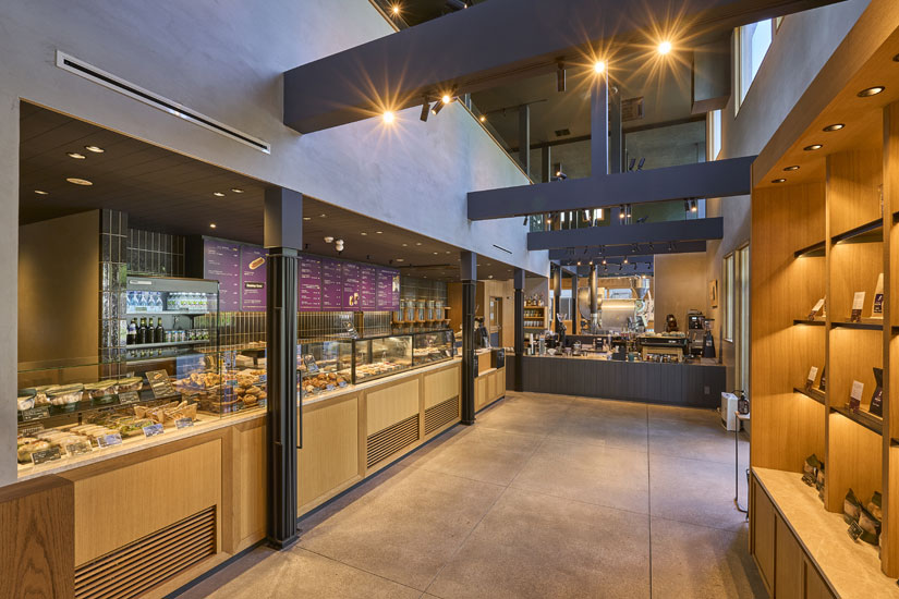 ショーケースにはクロワッサンやサンドイッチ、パイなどが並びます。正面に見えるのが焙煎機