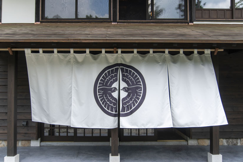 2羽の鳥のくちばしは阿(あ)と吽(うん)に。料理の始まり(あ)から終わり(うん)まで楽しんでほしいという願いを込めて