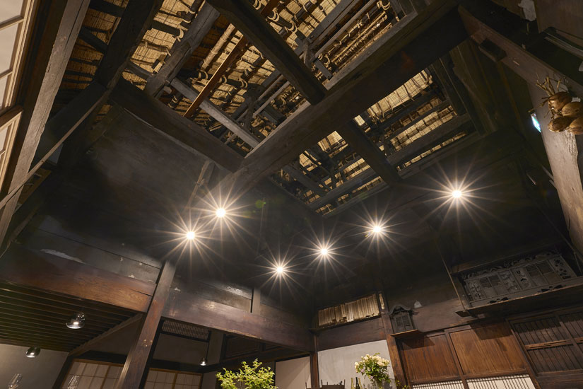 高い天井と、どっしりした梁や大黒柱が美しい