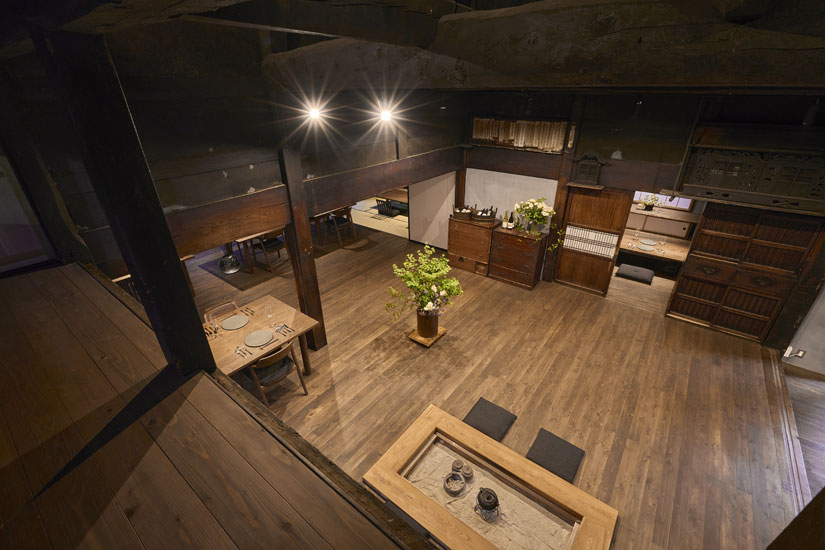 建物へは靴を脱いで上がります。奥に見えるのが2つの個室