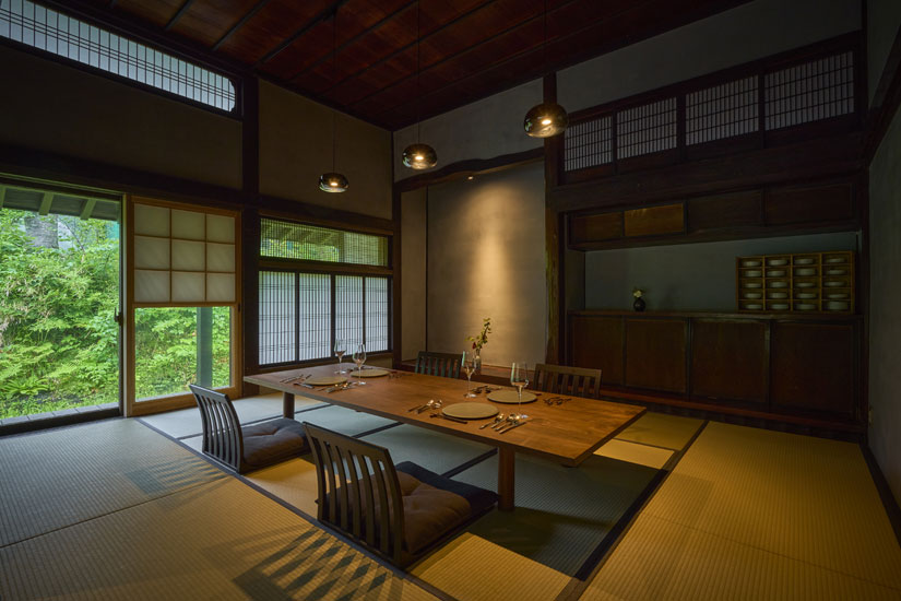 鮮やかな緑を望む、和室の個室