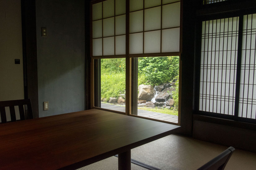 昼は和室やテーブル席から、小さな沢が眺められます