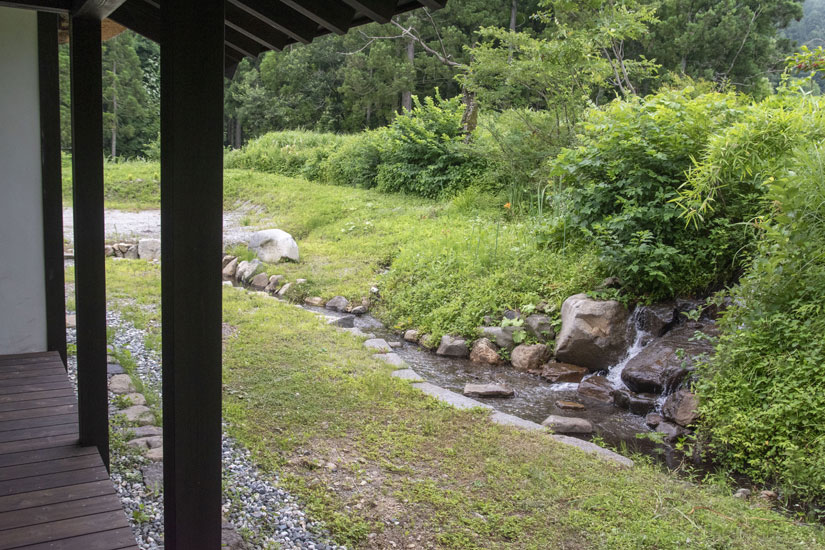 食後は沢を望む縁側に出て、お茶を楽しむのも素敵