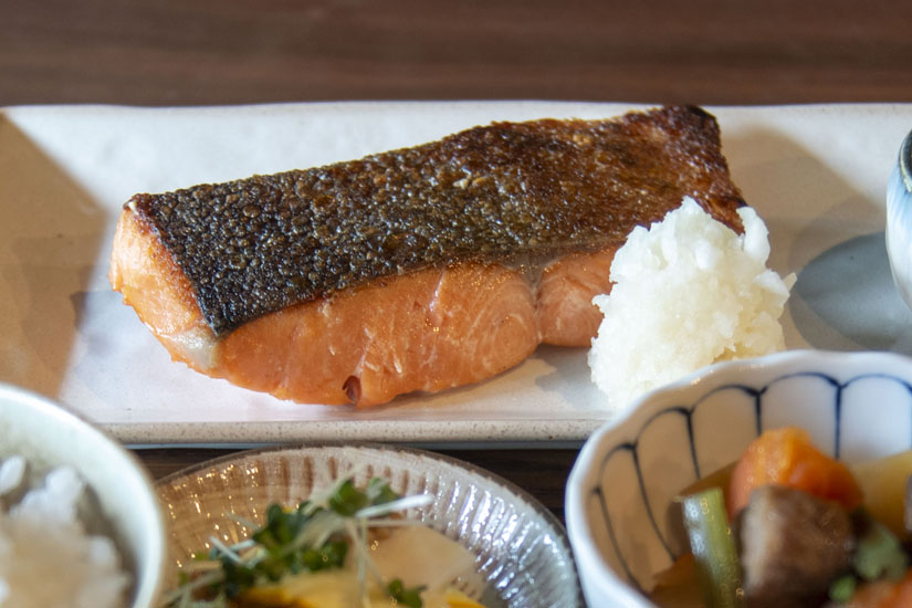 見よ、この鮭の分厚さを…！骨はすべて丁寧に取り除かれ、見事な焼き加減に仕上げています