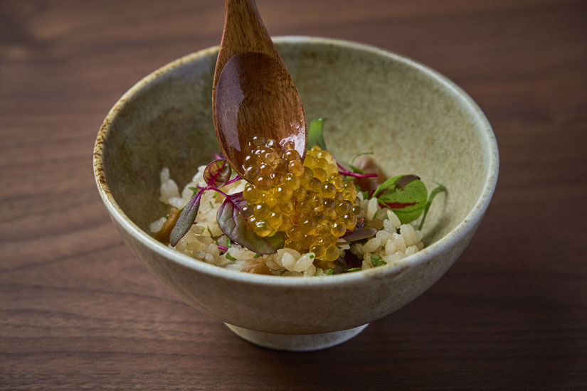 ハーブを混ぜたごはんには、特製醤油だれで漬け込んだマスの卵をのせて