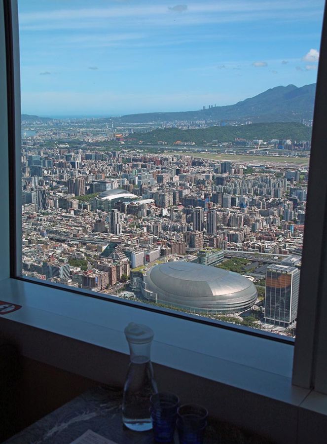 窓際の席から見た景色。台北の街並みや遠く陽明山まで見渡せます