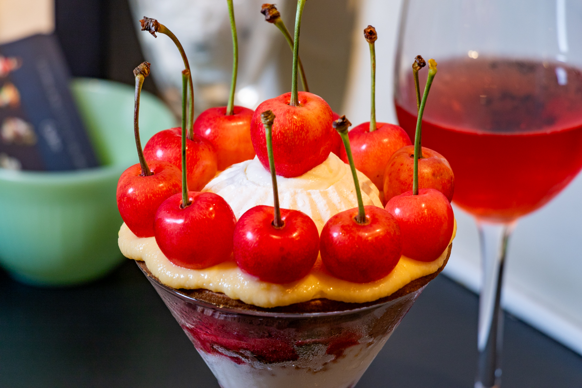 「さくらじま」単品2180円、ドリンク（写真はハスカップワイン）とセットは2480円