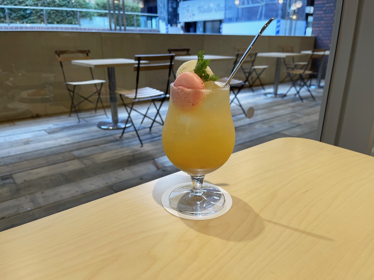 「洋梨とマダガスカルリッチ　バニラアイスのクリームソーダ」880円