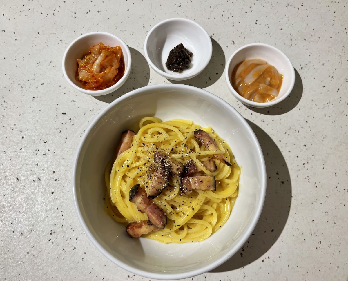 「こだわり濃厚カルボナーラ」980円＋「塩辛」150円、「トリュフペースト」100円、「キムチ」50円