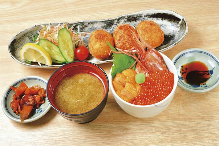 一花亭たびじ「一膳丼」1870円、「自家製カニクリームコロッケ」880円