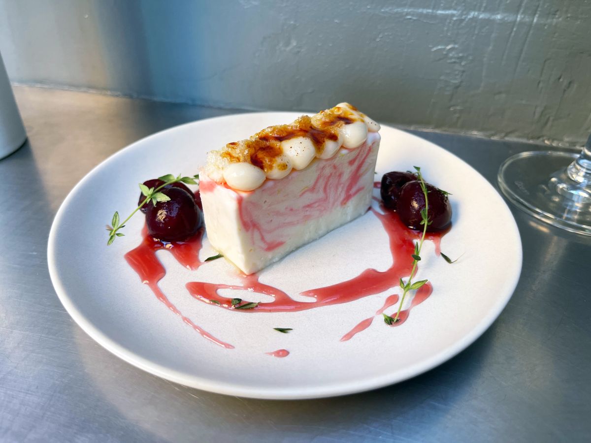 「レアチーズケーキさくらんぼ カルダモンとコリアンダー」イートイン 750円　※夏の終わり頃まで販売予定