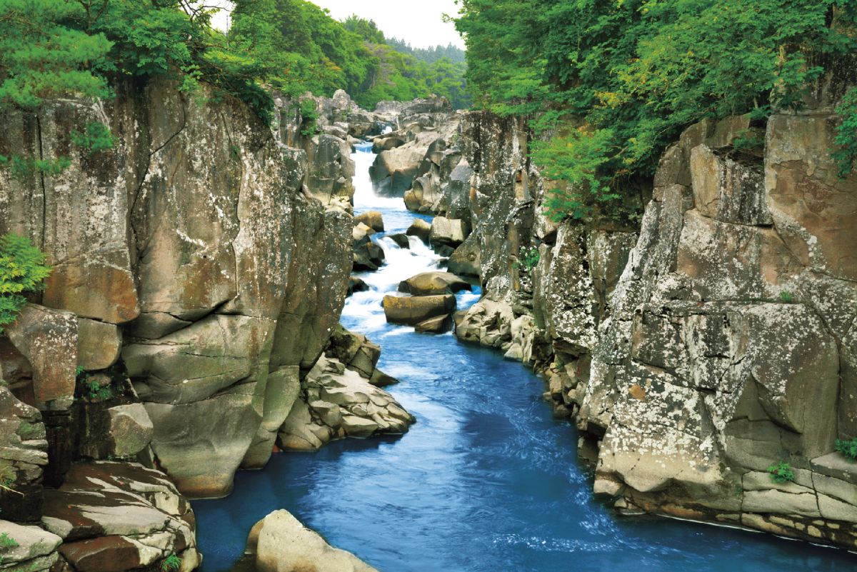 磐井川の浸食によってできた渓谷 と、澄んだ川のコントラストがとても美しい