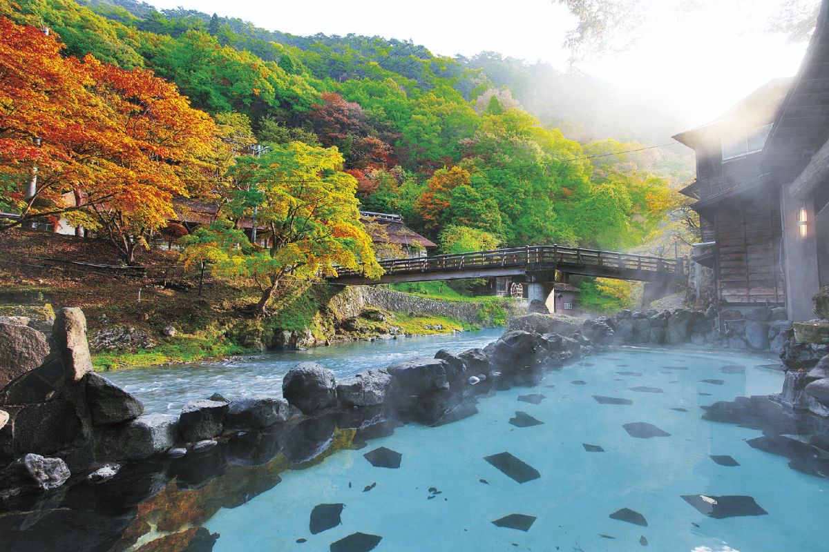 豊沢川にせり出すように造られた 湯治屋の混浴の露天風呂。この ほか、山水閣宿泊客専用の貸切風呂が3カ所ある