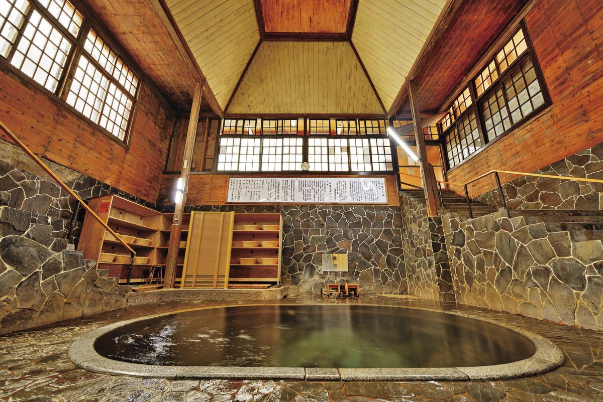 日本一の深さを誇る自噴天然岩風呂