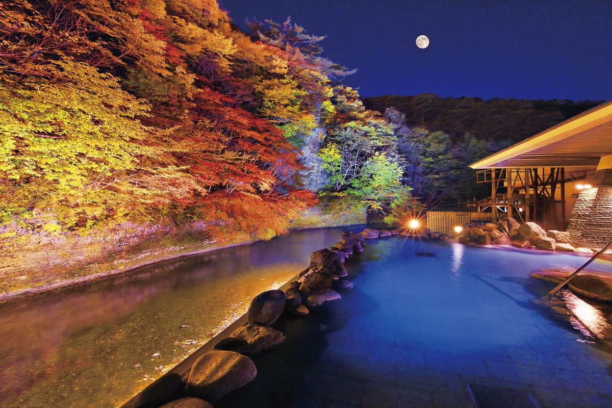 目の前に渓流のせせらぎを 聞きながら湯浴みを満喫で きる露天風呂