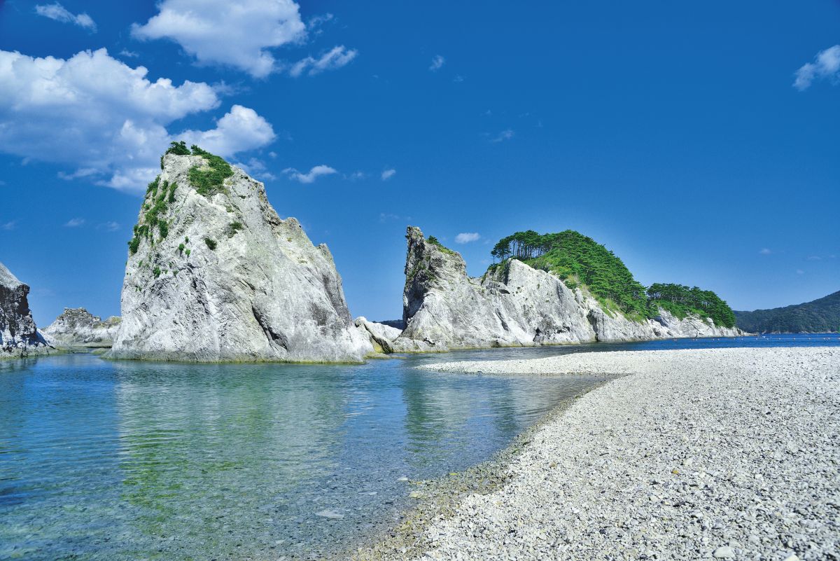 林立する流紋岩が防波堤の役割を果たしており、 入り江は波もなくとても穏やか