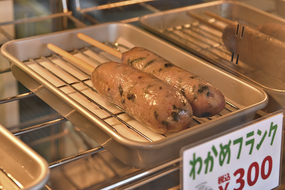たのはたワカメと四 元豚がコラボしたワカメフランク1本300円