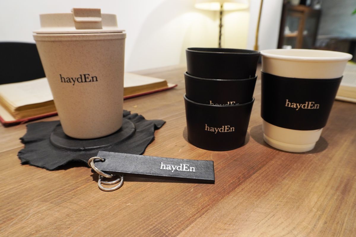 （左から）「タンブラー」2300円、「コースター」3000円、「キーホルダー」3000円、「スリーブ」3000円