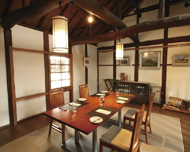 木造の母屋と土蔵を 一つの屋根で構成した 造りで、重厚な天井の梁 や柱も見ごたえあり