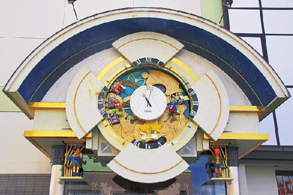 からくり時計には、 賢治作品の登場人物 が現れる