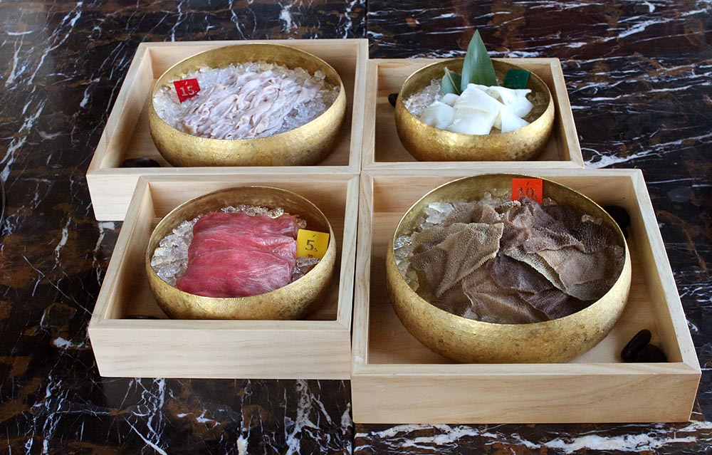 (右下から時計回りに) 爽脆牛毛肚NT$280、招牌！五秒牛舌NT$280、脆彈鴨腸NT$200、生鮮豬黃喉NT$100