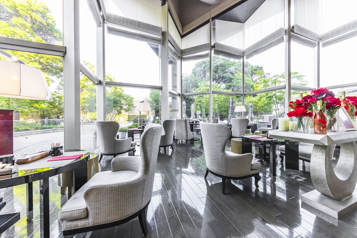 一人掛けソファがメイン。豊かな緑が眺められる窓際の席も