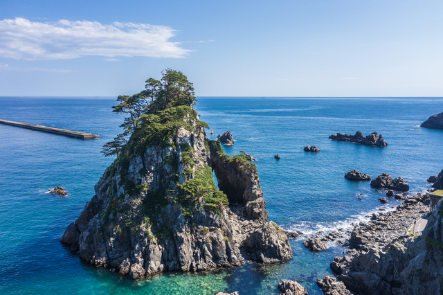 昔は洞穴の天井から岩がつり下がっており、その姿が名前の由来となった。明治時代の津波により、現在は空洞となっている