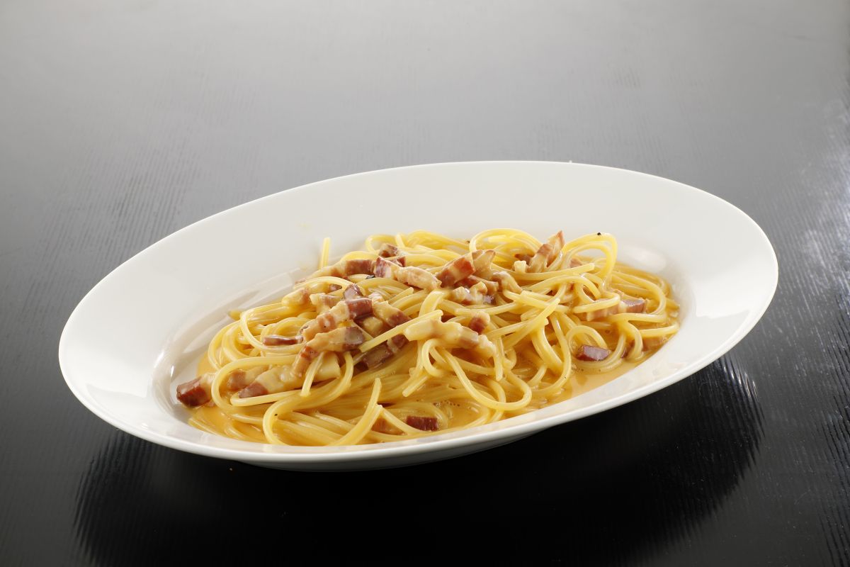 「タマゴとチーズたっぷりのカルボナーラスパゲッティ」季節のサラダかコーヒー、紅茶が選べるオールデイランチセットで1200円