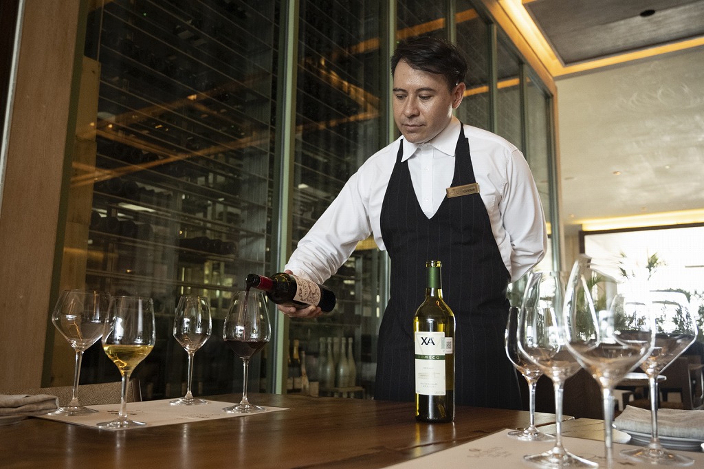 《シークレッツ・ザ・ヴァイン》の「The Vine Bar」では毎日13時からワイン試飲イベントが開催されています。水曜日のみ特別なワインのため有料