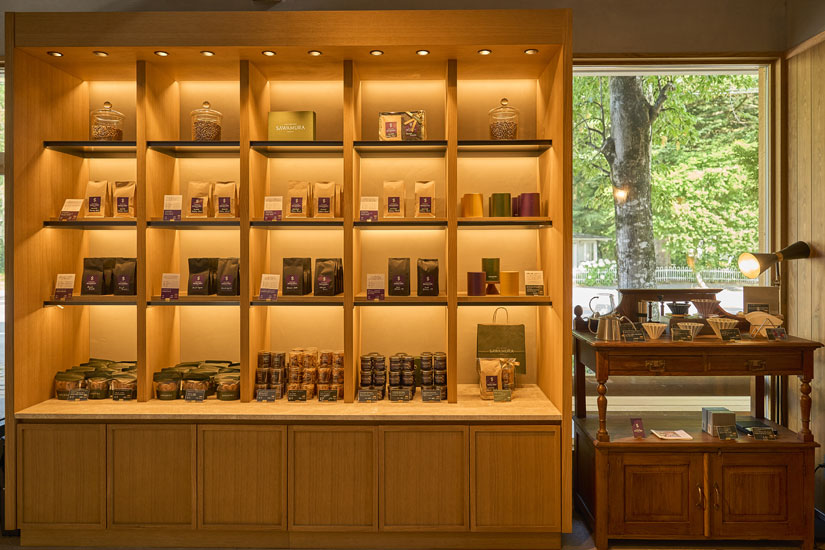 コーヒー豆は8種、100g993円〜。日持ちする焼き菓子やジャムもあります