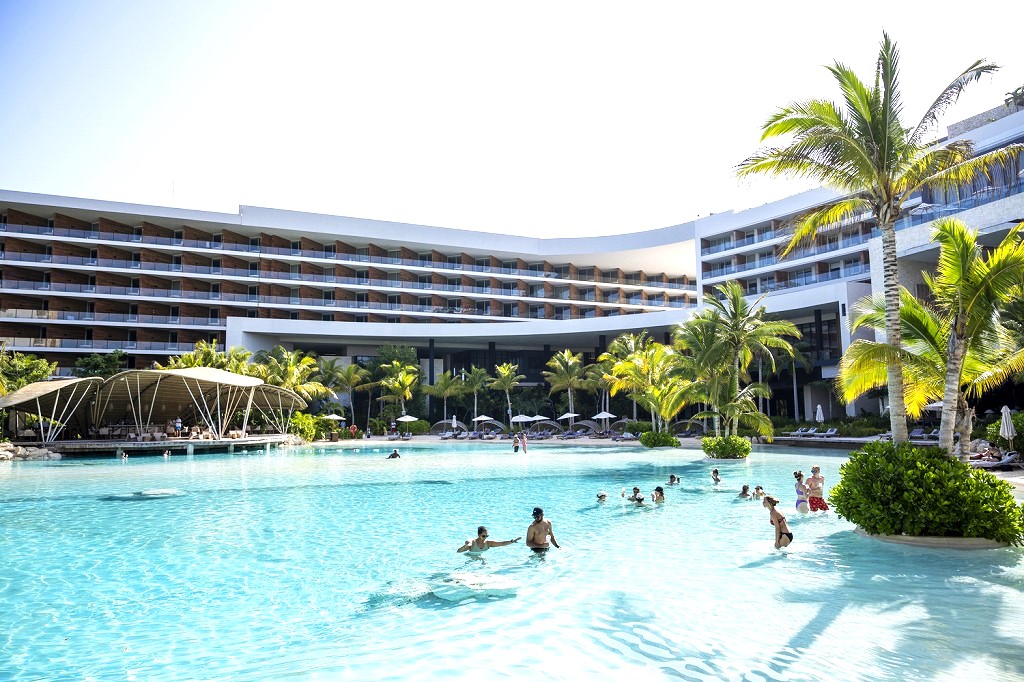 ラグーンプールの目の前に立つ客室棟